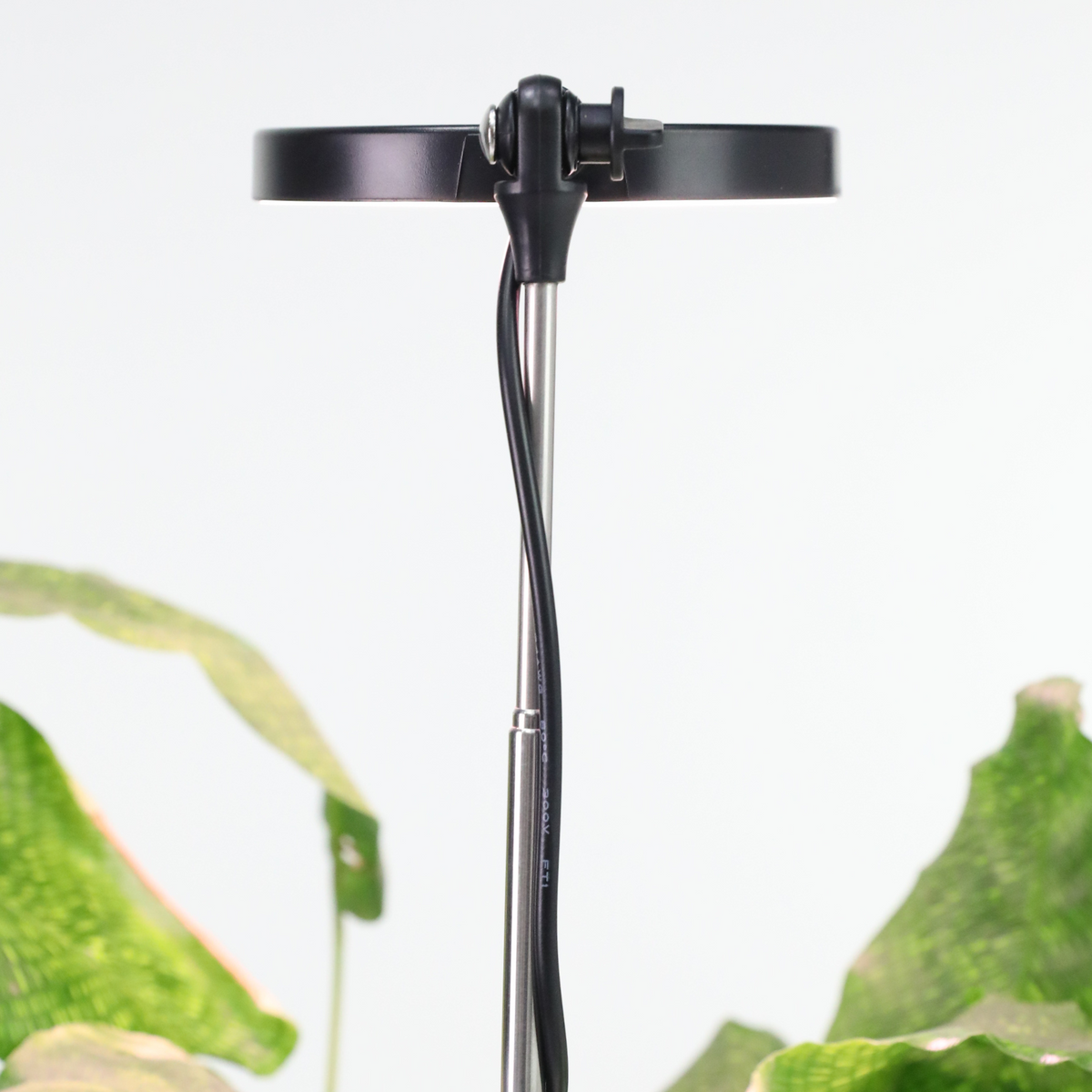 28" Adjustable LED Plant Light - Mossify